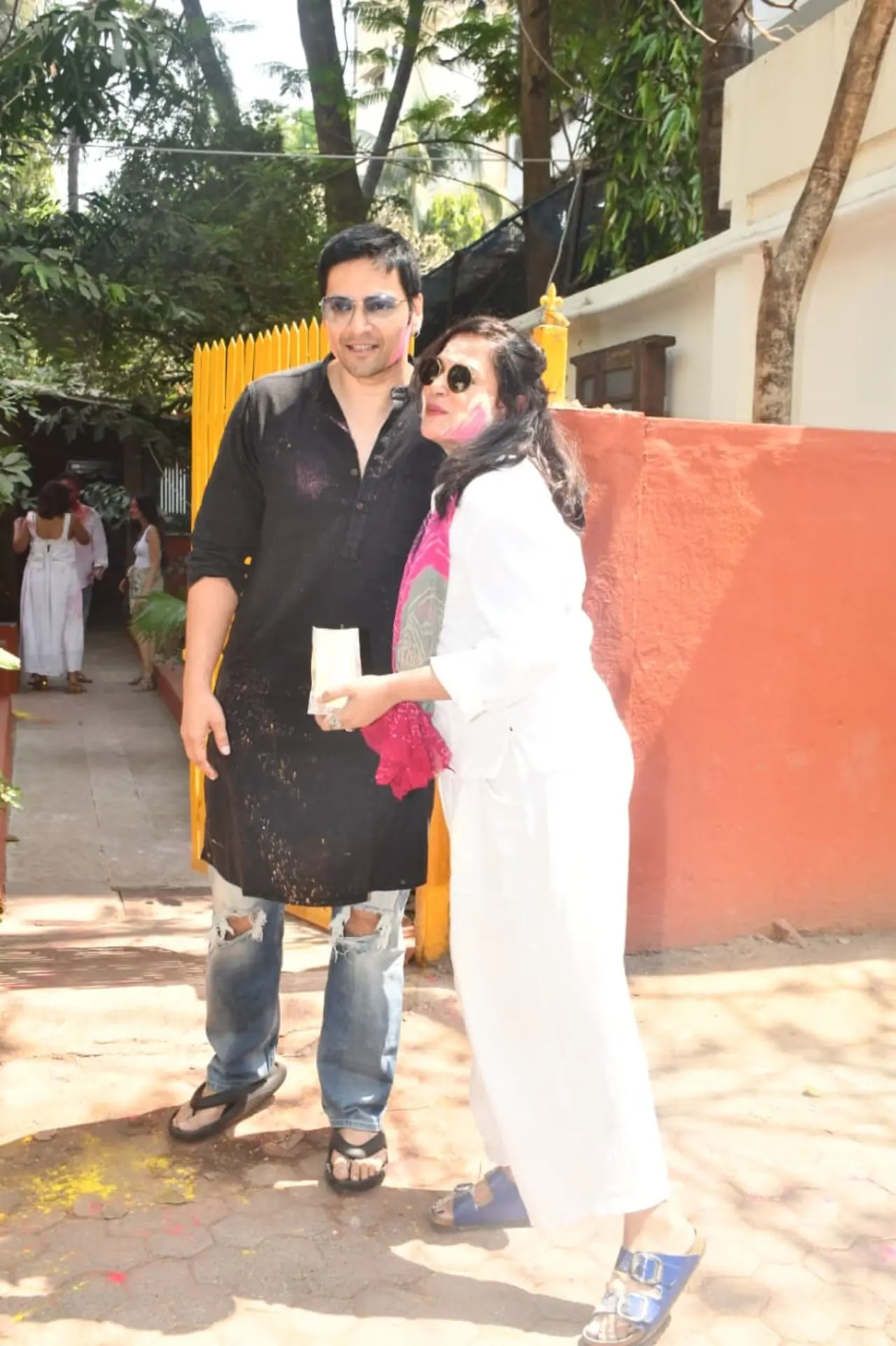 Richa Chadha and Ali Fazal arrived at the Holi bash in high spirits, making a vibrant entry. The duo playfully splashed colours on the paparazzi and warmly greeted them.